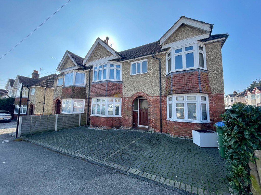 4 bed 1st Floor Flat for rent in Hampshire. From Martin & Co - Winchester