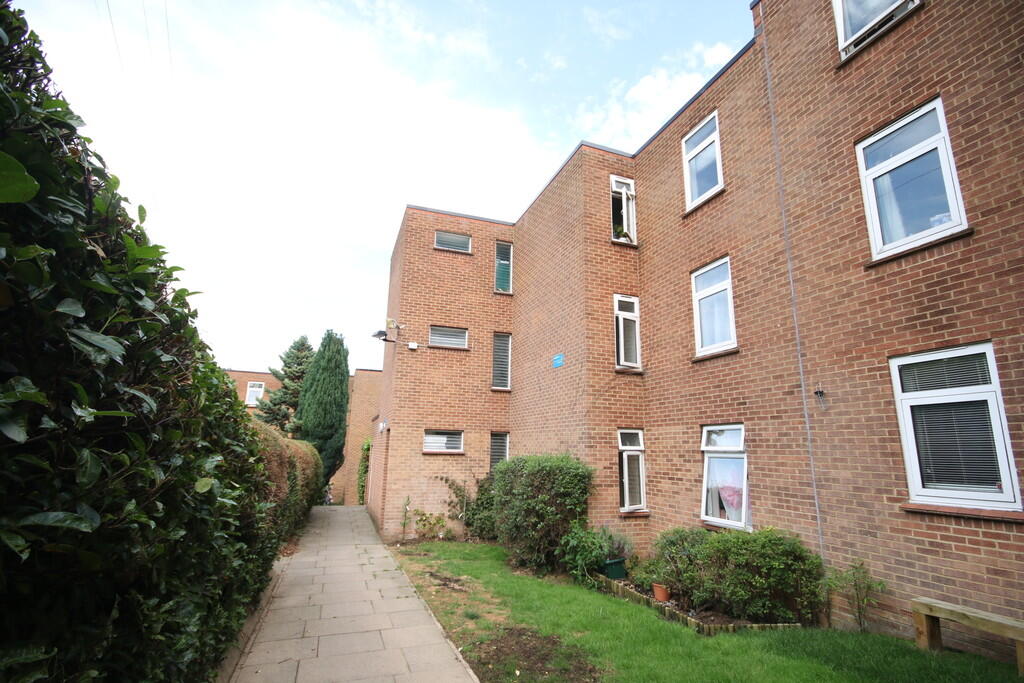 2 bed 1st Floor Flat for rent in Canterbury. From Martin & Co - Canterbury