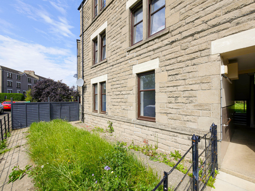 2 bed Ground Floor Flat for rent in Scotland. From Martin & Co - Dundee