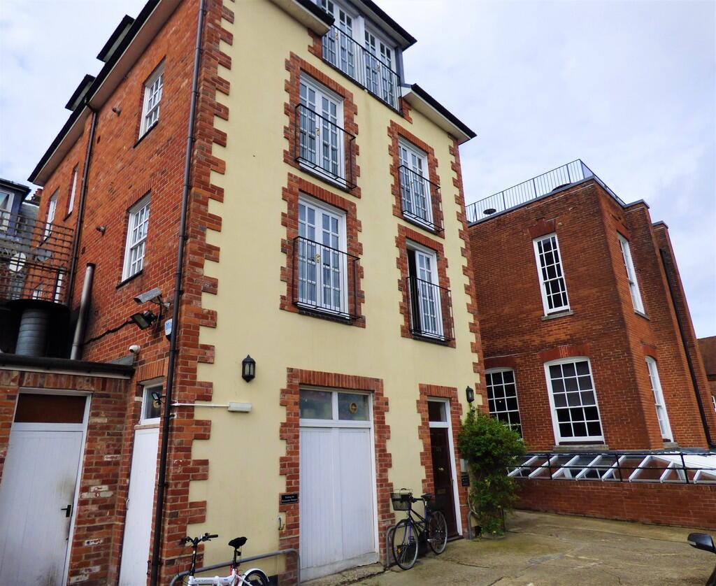 3 bed 1st Floor Flat for rent in Winchester. From Martin & Co - Winchester