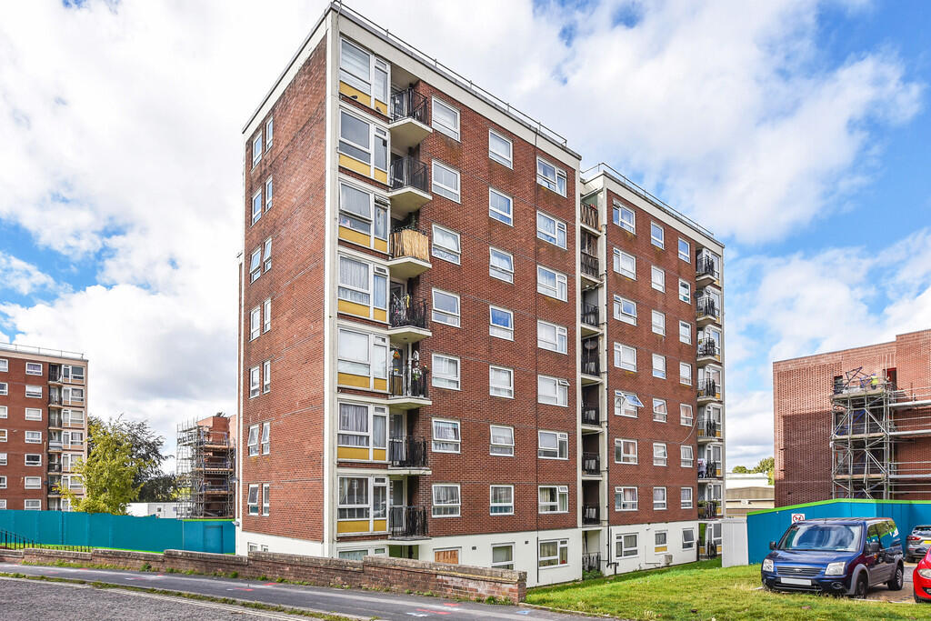 3 bed Apartment for rent in Winchester. From Martin & Co - Winchester