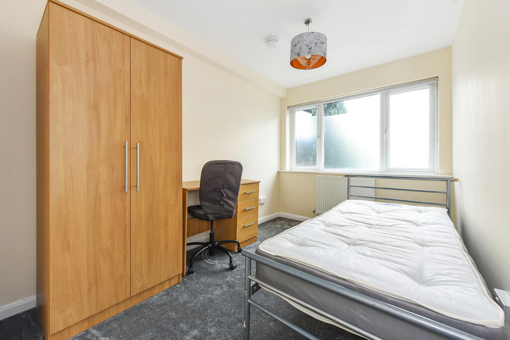 6 bed House Share for rent in Winchester. From Martin & Co - Winchester